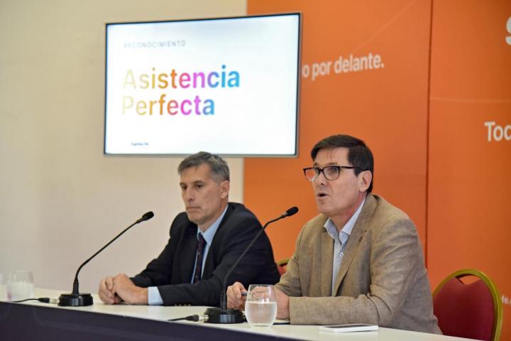 Los ministros de Educación, José Goity, (a la derecha) y de Economía, Pablo Olivares, anunciaron la creación de un incentivo docente.