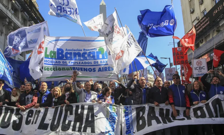 Los bancarios logran más aumentos y el básico supera los $ 2,4 millones 