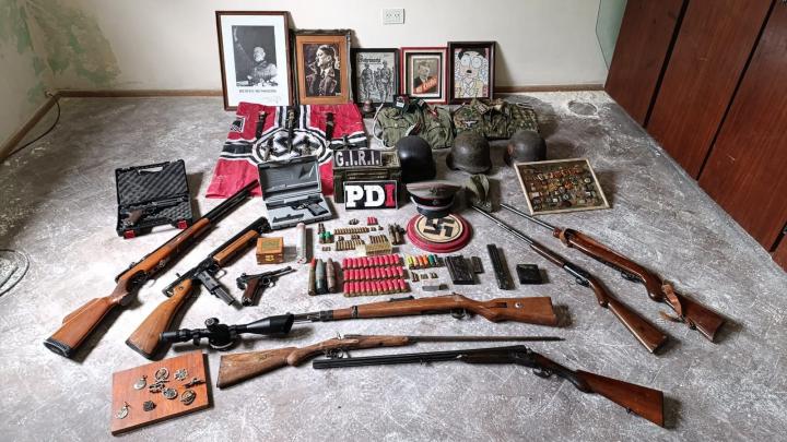 Buscaban armas y descubrieron simbología nazi
