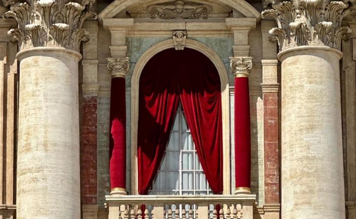 El balcón se vistió de rojo para anunciar al sucesor de Francisco