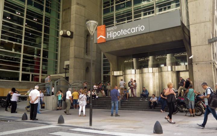 Bancarios suman más aumento de sueldo: $ 1.850.000 de inicial