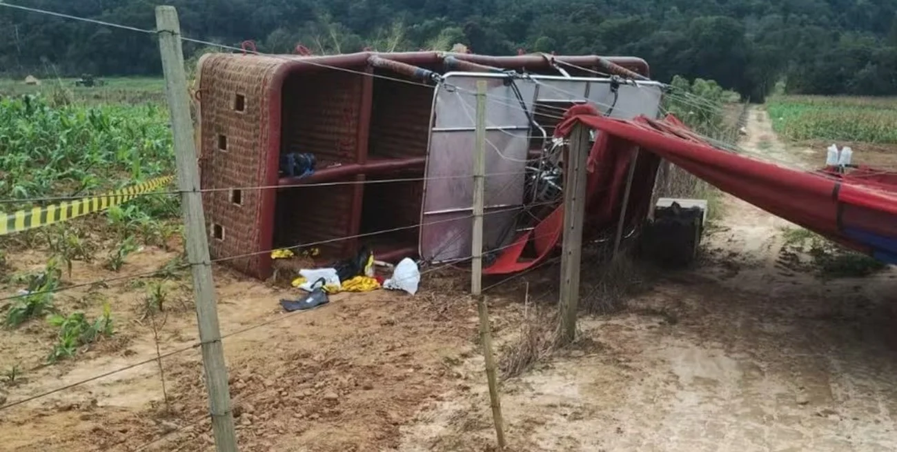 Cayó un globo aerostático con 30 pasajeros y murió una mujer