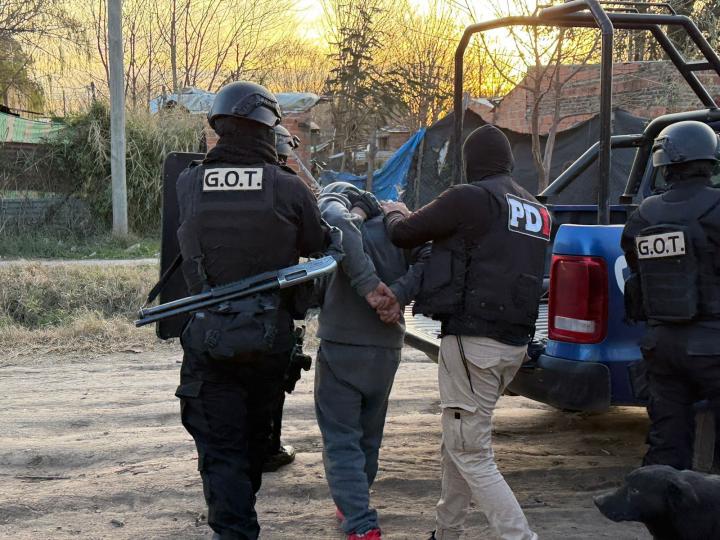 La PDI detuvo a 17 personas y secuestra droga y armas