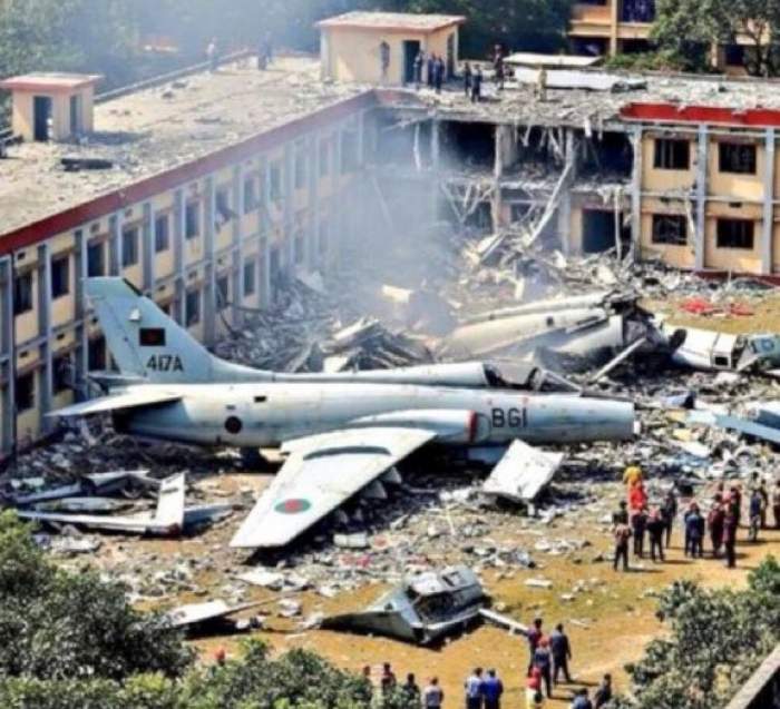 Un avión se estrelló contra un colegio: al menos 27 muertos
