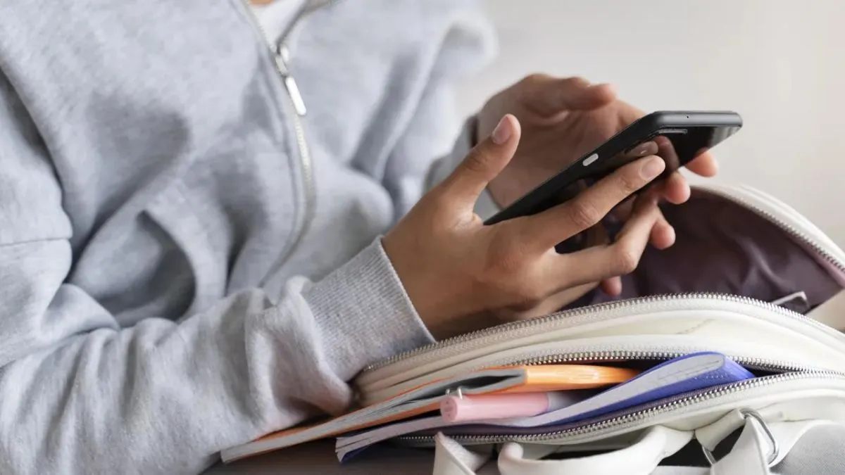 Santa Fe prohibirá el uso de celulares para alumnos y docentes