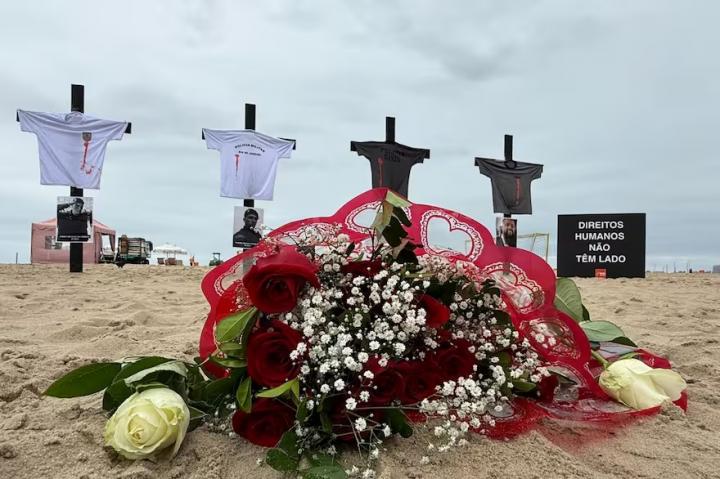 Homenajearon en la playa a los policías caídos en Brasil 