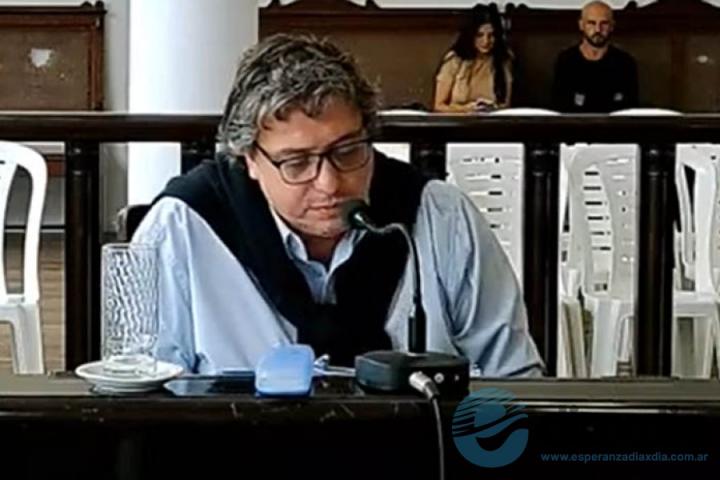 Esperanza: “El Concejo funciona como una escribanía”