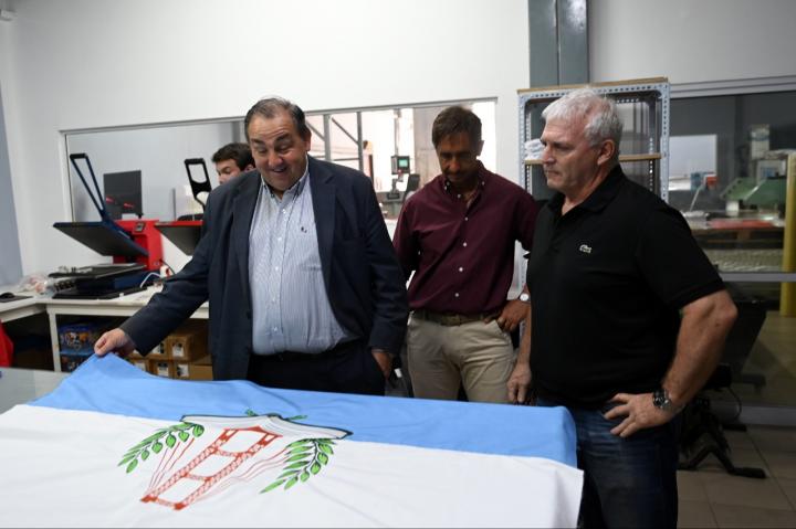 Hito histórico: la bandera de Santa Fe hecha por manos locales