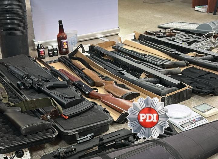 Secuestran un arsenal de armas en Rosario: 8 detenidos