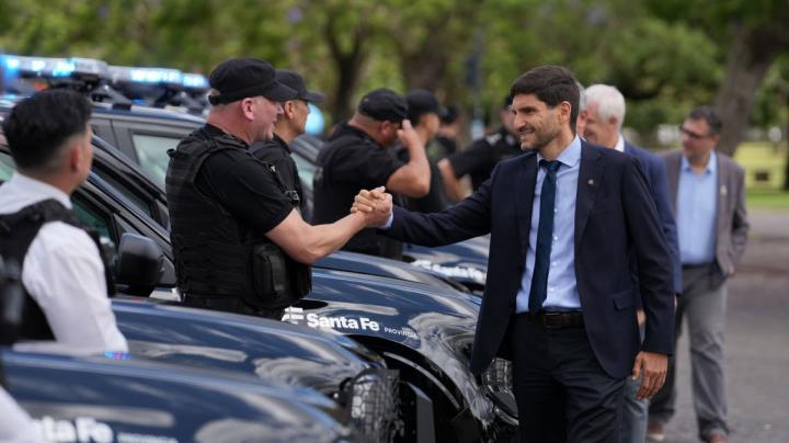 Pullaro entregó más camionetas 0 km a la Policía
