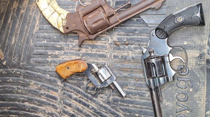 Secuestran armas de fuego y detienen a 44 personas