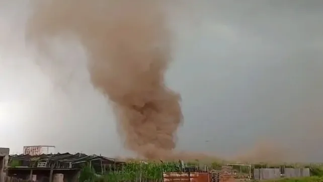 Un tornado azotó Carcarañá en pleno temporal