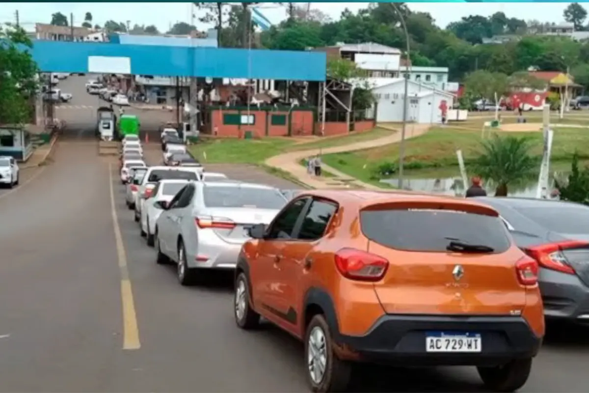 Todos se van a Brasil: cruzan 8.000 personas por día