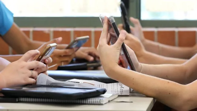 ¿Santa Fe le pone fin al uso del celular en las aulas?