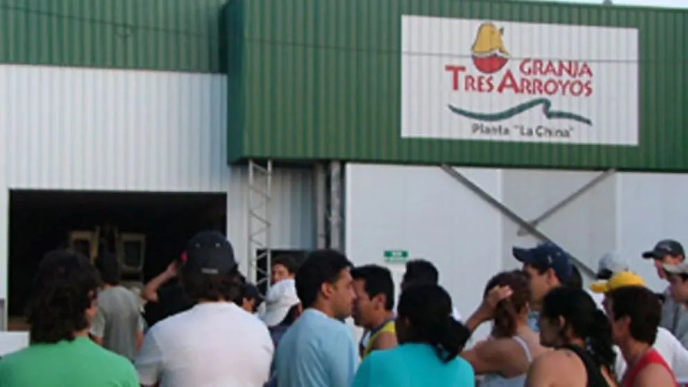 Granja Tres Arroyos debe sueldos a sus 1000 trabajadores
