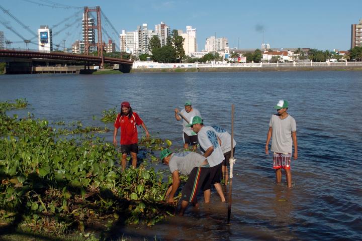 Intensifican la limpieza de la Laguna Setúbal 