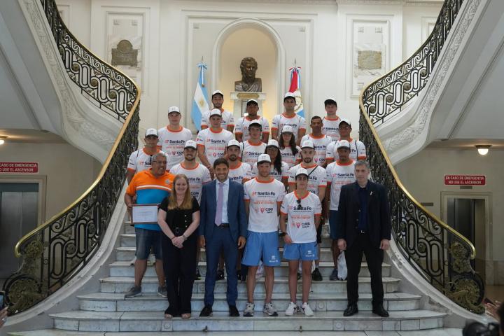 Pullaro dio la bienvenida a los nadadores de la “Maratón más linda del mundo”