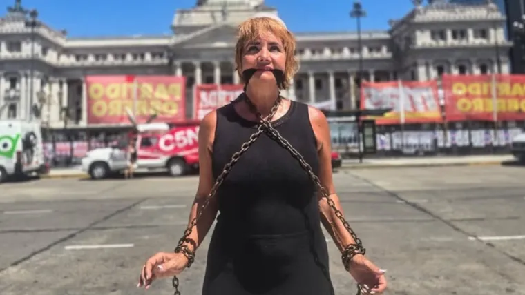 Nancy Pazos se encadenó frente al Congreso