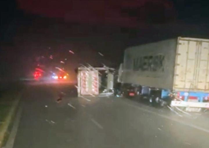 El fuerte temporal tumbó 14  camiones en la Ruta 9