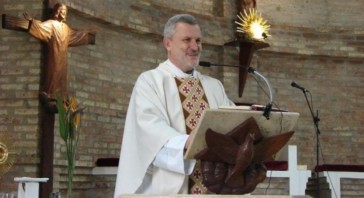 El padre Axel Arguinchona chocó en ruta y será operado