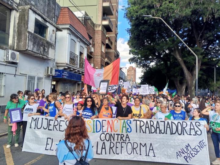 8M: una multitud marchó hacia Plaza 25 de Mayo en Santa Fe