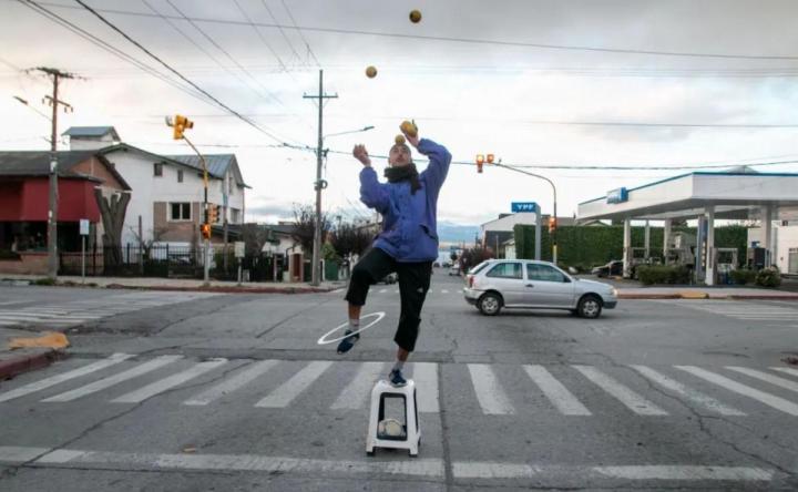 Bariloche prohibió todo: cuidacoches, malabares y venta ambulante