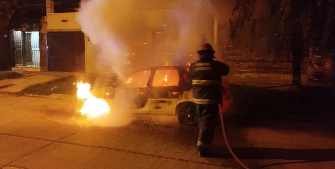 Los quemacoches siguen intactos en la ciudad de Santa Fe