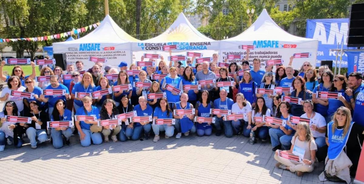 La carpa blanca docente se instaló en la ciudad de Rosario