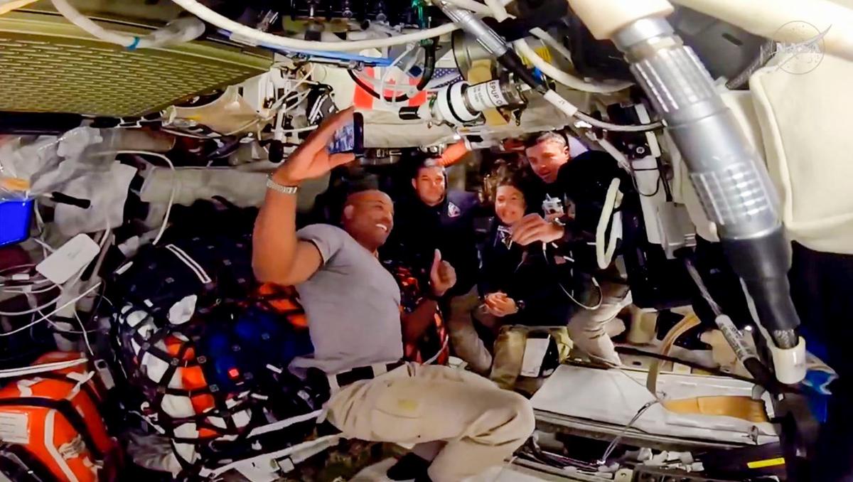 Los astronautas de Artemis II regresan de su misión a la Luna