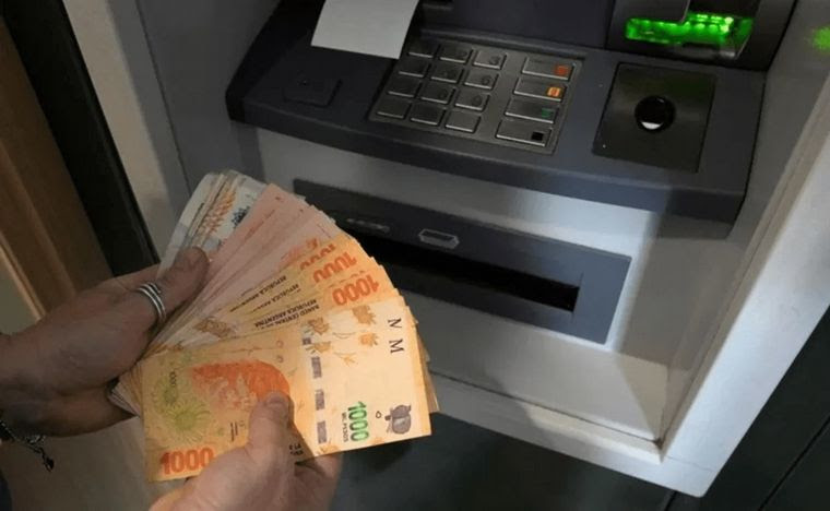 Pagan haberes a empleados públicos de Santa Fe