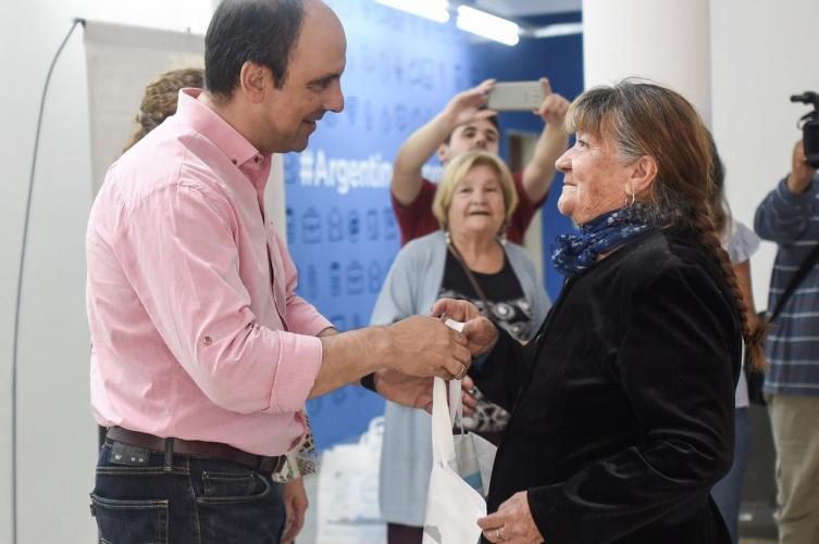 Santa Fe completó la entrega de tablets para adultos mayores