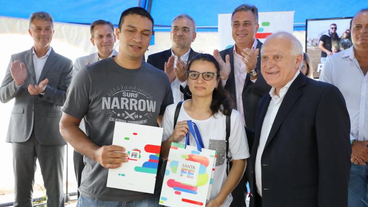 Lifschitz entregó lotes a familias de la CGT Rafaela