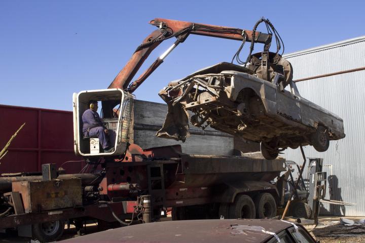 El Municipio comenzó a compactar autos abandonados
