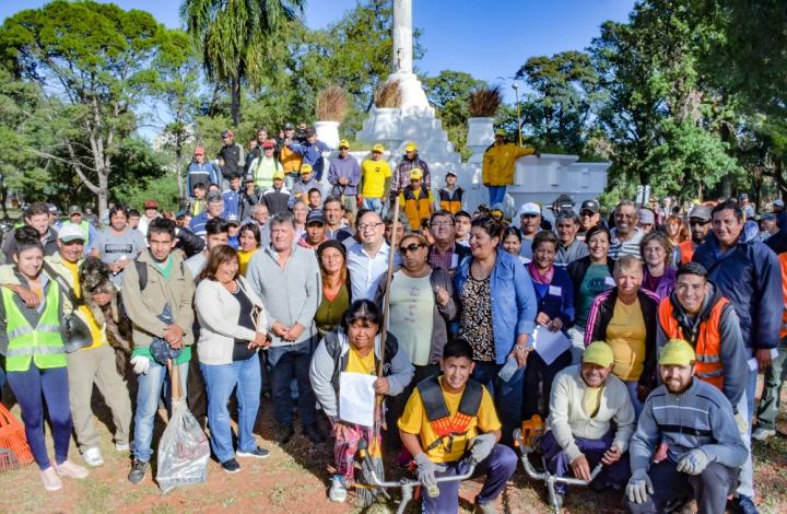 Vecinos y voluntarios se sumaron a embellecer el Parque Garay