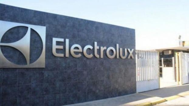 Electrolux despidió a otros 21 obreros