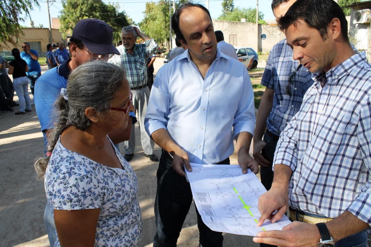 Corral observando el plano de las obras.