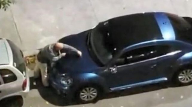 Le bloquearon la cochera y le destrozó el auto