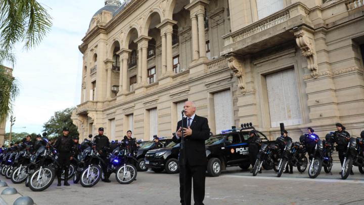 Lifschitz entregó camionetas y motos para patrullaje en Santa Fe