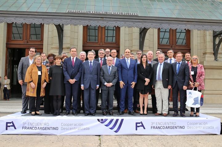 Corral abrió el Encuentro Franco Argentino en Santa Fe