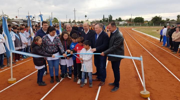 La provincia inauguró la séptima pista de atletismo