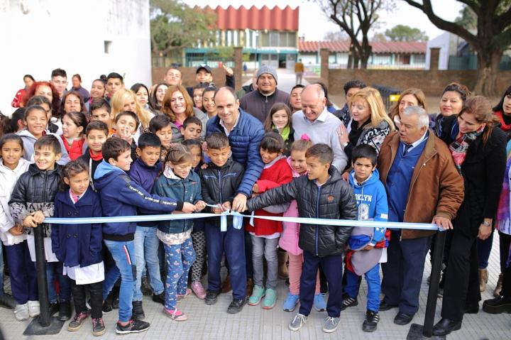 Corral inauguró obras de mejoras en entornos y accesos a escuelas