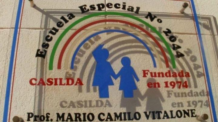 Separan a una docente por atar a una alumna con autismo