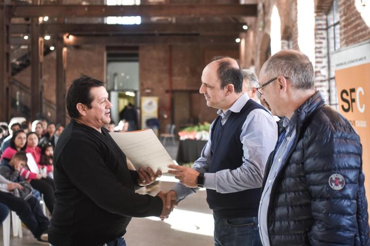 283 familias recibieron las escrituras de sus casas