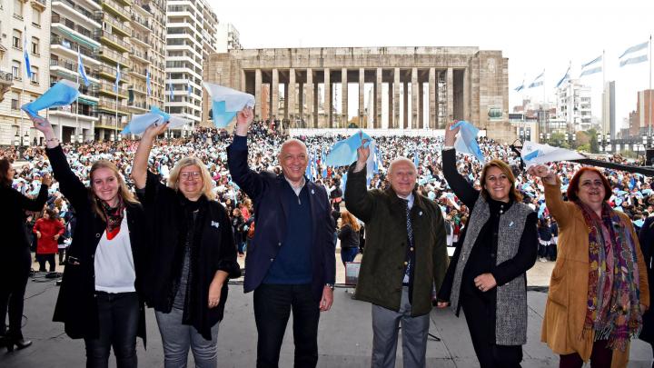 Quince mil alumnos prometieron lealtad a la bandera