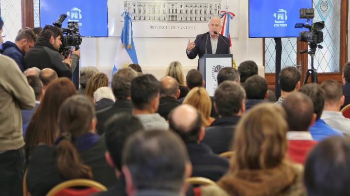  Lifschitz firmó convenios para recambiar luminarias en 247 municipios y comunas