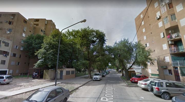 Golpeó a su madre de 89 años y la tiró por el balcón 