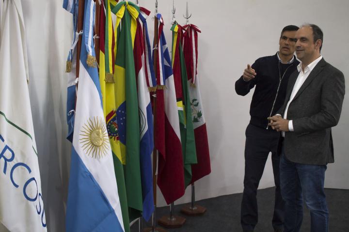 El intendente supervisando el área protocolar del acto inaugural.