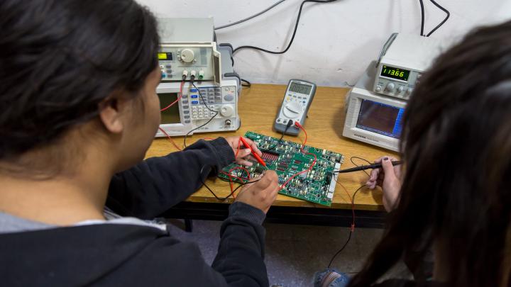Las escuelas técnicas, con más matrícula y más mujeres