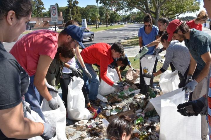 Sacaron media tonelada de basura en la Laguna Setúbal