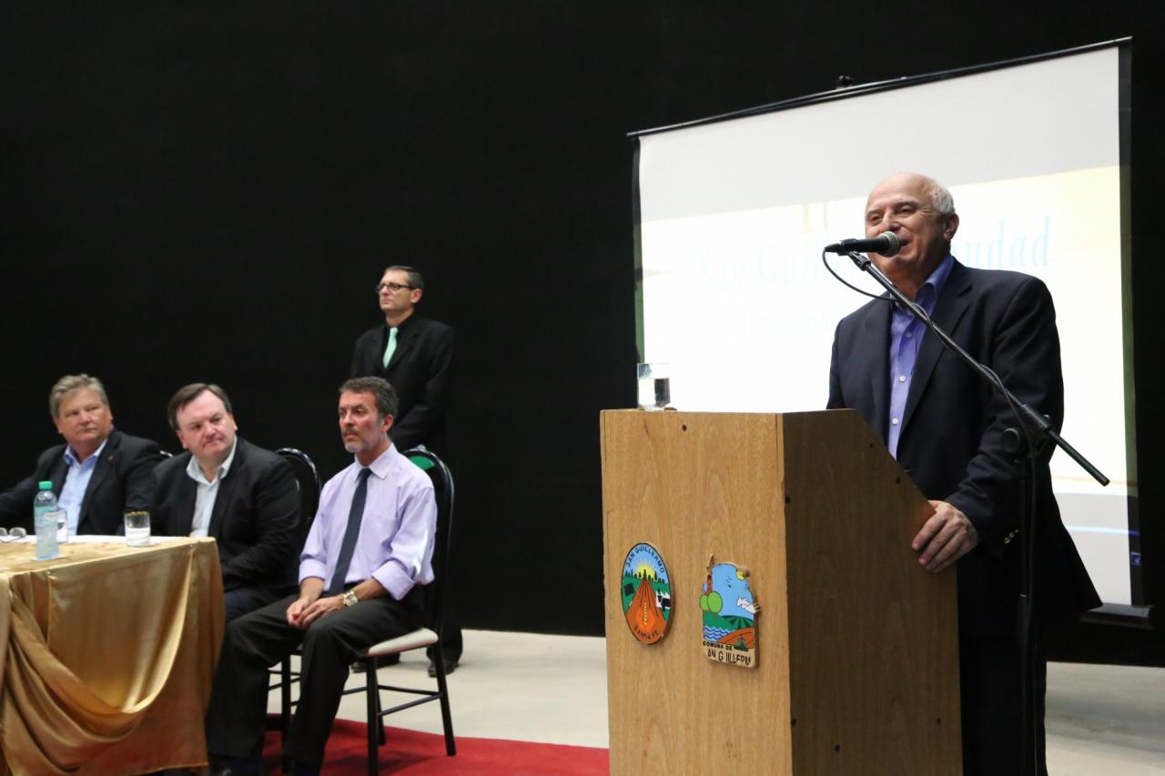 El gobernador durante su discurso en San Guillermo